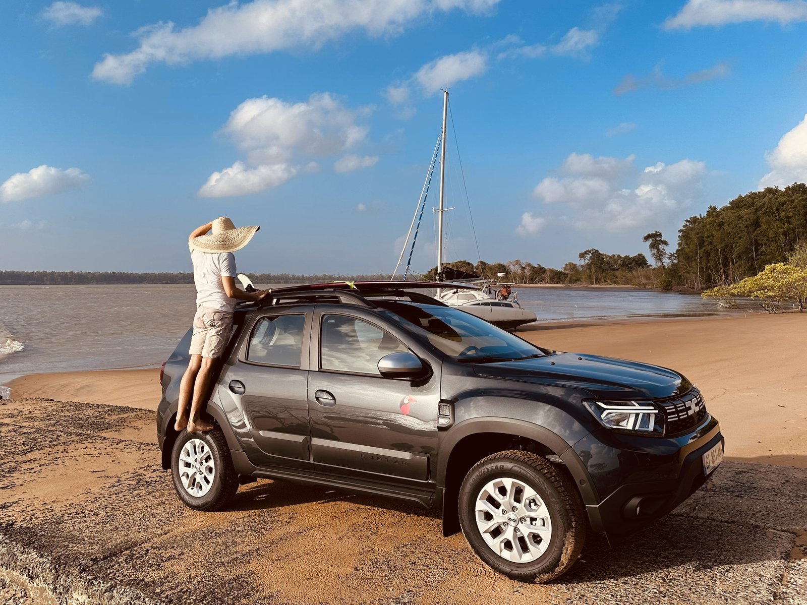 Duster 4x4 au bord du fleuve — location de voiture en Guyane avec Ecodrivy